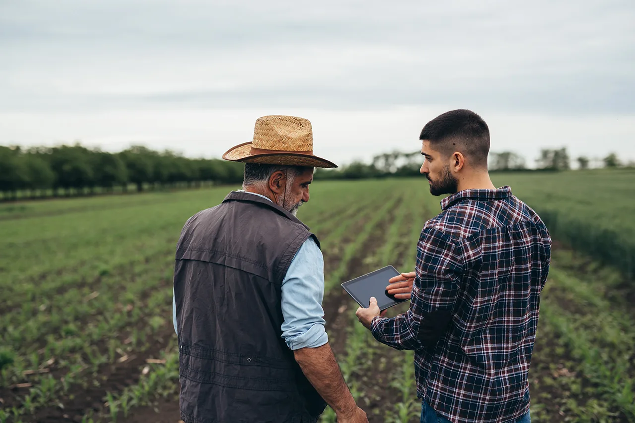 agricoltori con tablet